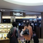 Ea Poto Guriru Ando Baru - 店は羽田空港第２旅客ターミナル４階エスカレーターの前にありますよ