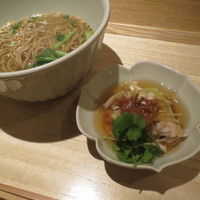 広尾はしづめ - ごぼう麺×蒸し鶏の葱油がけとかけ温麺1