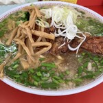 ラーメンスタンド とん平食堂 - ニラ、青菜、メンマたっぷり