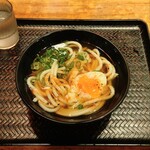 驛麺家 - 玉子うどん (税込)390円 →玉子を割りました→七味をかけました  (2023.11.02)