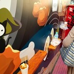 ホシギ２羽チキン - 店横の食べるスペース。
