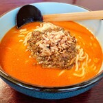 shunsaichuukakoubou - 担々麺 豆乳風味
                        
                        口にするとマイルド！豆乳の効果ですね。
                        辛味が苦手な方には良いですね！
                        ただゴマの風味も弱まってしまっているのかも!? 
                        塩み控えめで、グビグビ いけちゃいます。