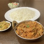 Neparu Indo Ryouri Goruka - アルゴビ＆ジラライス。サラダと漬物はサービス
