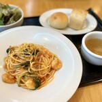 ＰＵＢＬＩＣ ＤＩＮＥＲ - 小海老とターサイのトマトソースパスタ　