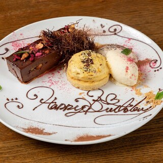 A popular dessert plate for anniversaries and celebrations! !