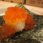 くろぎ - いくらご飯、海苔で巻いて