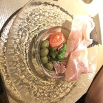 Kitchen HUB Dining - お店からの差し入れ！ハム、オリーブ、ししとう揚げ！