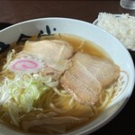 Katsuryoku Saisei Menya Aji An Shokudou - 味玉ラーメン(¥850)、ごはん小(¥150) - 醤油ベースに鶏と豚の合わせダシというスープは超が付くほどあっさりテイスト。しかし旨みもあふれるスープです。