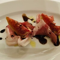 イタリアーナ エノテカ ドォーロ - ヴィンコットが掛かった生ハム