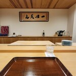 勢麟 - カウンター席、芋ソーダ