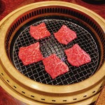 焼き肉 ホルモン まる金 - ロース焼いてます！