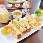 PonPon Kitchen&Cafe - アボカド ホットサンド 1430円
                      季節の生ジュース(プラス200円)