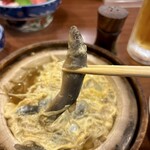 どぜう・四季料理 やぶや - 玉子で綴じられたその下には"丸"どぜうがひしめく。