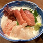 どぜう・四季料理 やぶや - 鮪、ヒラメ、イサキ。厚めに削いだヒラメがタマランです。