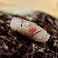 鮨shizuku 西天満 - ④鮃（長崎壱岐）
                    〜スペシャリテである錦鯉に見立てさた鮃は美しい。薄く切り分けた鮃の透き通る身を通して、ベルローズの花弁と海苔で美しい錦鯉に