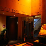 美会 - ライトアップされたビルの２階