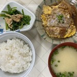 福岡市交通局内食堂 - かつ丼（味噌汁付き）500円　小鉢は好きなものを１品選べます