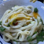 谷川米穀店 - 混ぜると、トッピングの卵が出てきた