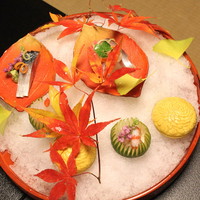 たか田八祥 - 紅葉で飾られた、二人前のお造り　（〆鯖、鮪、鯛、烏賊、海老）