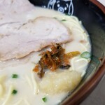 Hakata Ramen Nagahama Ya - おろしニンニク＆辛子高菜。