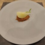 credo - 洋梨(ラ・フランス)のコンポート キャラメルソースと薄焼きのクレープ