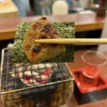 どぜう・四季料理 やぶや - 炙ったらもう一度つゆに潜らせて焼き海苔と一緒にパクっ。タマラン。