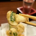 どぜう・四季料理 やぶや - ゆり根かき揚げ。三つ葉と一緒にサクッと揚げられたゆり根はこれからがシーズン。お芋のようにホクホクで絶品！！