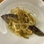 どぜう・四季料理 やぶや - 山椒をかけて。牛蒡と玉子とどじょう、なんともオツです。