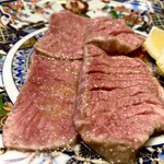 神戸焼肉かんてき - 薄切り厚切りタン元。焼き方でタンの旨さと甘味を2種類楽しめる。レモンでサッパリ。