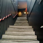 神戸焼肉かんてき - ストレートな木製階段を2階に上がって右側