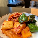 神戸焼肉かんてき - 鶴橋から仕入れた安定のキムチ。ペチュキムチ、カクテキ、オイキムチ。其々味付けが素材に合わせてあり、大好きな味付け。甘味、旨味、酸味、辛味のバランスが絶妙。流石鶴橋。