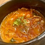 神戸焼肉かんてき - 和牛ユッケジャンは細切り和牛がタップリ。スープが絶品で釜炊きご飯にベストマッチ。素晴らしい〆のご飯