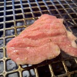 神戸焼肉かんてき - 厚切りタン元はジューシー