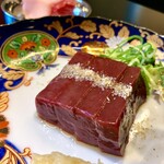 神戸焼肉かんてき - 黄金レバーは新鮮プリプリ。甘く旨味が強い生レバーはサッと炙って胡麻油とニンニク擦りおろしで