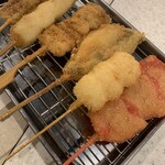 Kushikatsu Tanaka - 単品で追加した串カツたち（右から紅生姜、ニンニク、アジフライ、豚カツ、豚上ロースカツ）