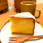 森のらくだ - レモンパウンドケーキ　550円税込    テイクアウトしてさっそく家でいただきました。生地にも上のアイシングにもレモンたっぷりです。