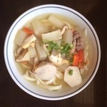 上野製麺所 - 珍しくしっぽくです。具沢山で美味しい。私はしっぽくは家庭のモノと決めていて、滅多に外では食べません。
            しっぽくうどん小¥350
            母の作る里芋がどっさり入った濃いめ出汁のしっぽくが、また食べたい。