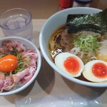 Temomi Chuukasoba Nakamura - 特製中華そば（醤油）とローストポーク丼！