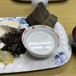 金壷食堂 - テーブルにはお醤油あります。