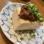 もつやきはる - 冷やっこ青唐入り醤油麹乗せ