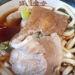 笹川食堂 - お揚げに肉三枚、どちらも煮込んであり柔らかい！