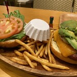 KUA`AINA - 厚切りチーズとアボカドバーガー1,360円に450円のセット　合計1,810円⤵︎