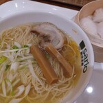 SARIO聘珍茶寮 - えび塩ラーメン@660円、エビ蒸しギョウザ@300円