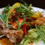 Chitose - 鶏の唐揚げ－サンバル風味 ５９０円　ジューシーな鶏もも肉をカラリと揚げて、甘酸っぱいエスニックソースをかけた人気の一品