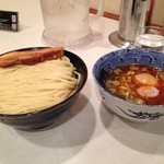 頑者 - 特製辛つけめん、大盛り！  アブリチャーシューも味玉も、というスペッシャルな一品。もちろん満腹、満足  