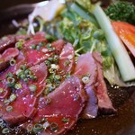 Chitose - 牛肉のタタキ６００円　やわらかく、しかもさっぱりしたランプ肉で作った自家製のタタキです。洋酒はもちろん、日本酒や焼酎との相性もバツグン！