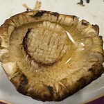 樋山 - 傘の部分の焼き松茸。松露もたっぷり。