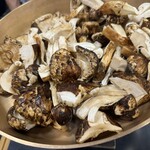 樋山 - すき焼き用に松茸を鍋に投入
