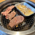 幸せの焼肉食べ放題 かみむら牧場 - 