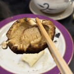 樋山 - 傘の部分の焼き松茸。箸上げ
